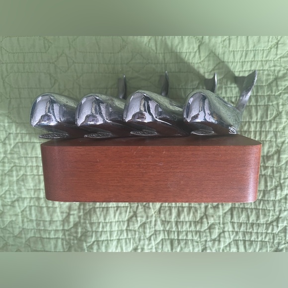VINTAGE 4 SOLID STAINLESS STEEL SPERM WHALES ON WOODEN STAND-NAUTICAL DECOR - Picture 3 of 10